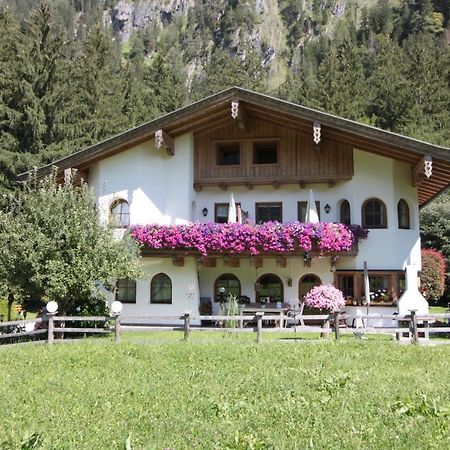 Vronis Waldhaus Adults Only Aparthotel Майерхофен Екстериор снимка