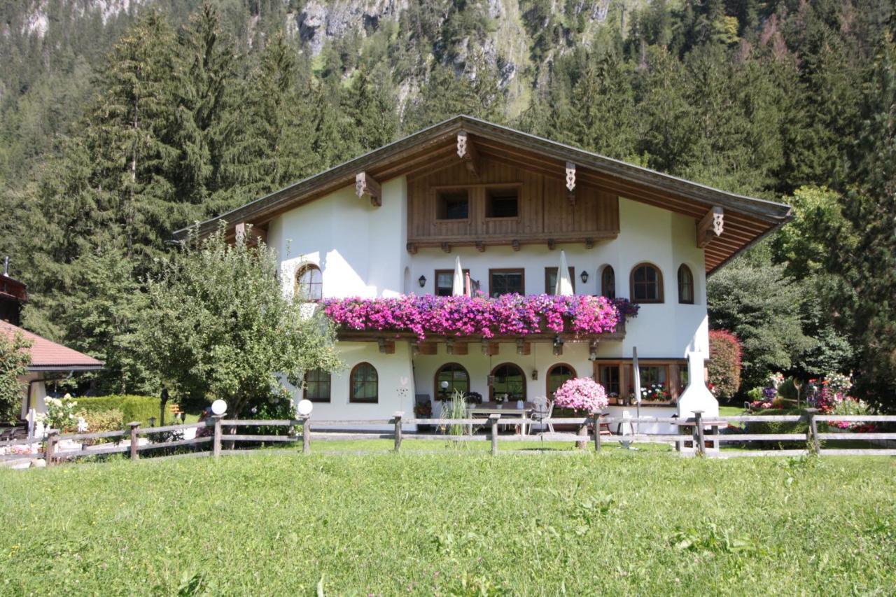Vronis Waldhaus Adults Only Aparthotel Майерхофен Екстериор снимка