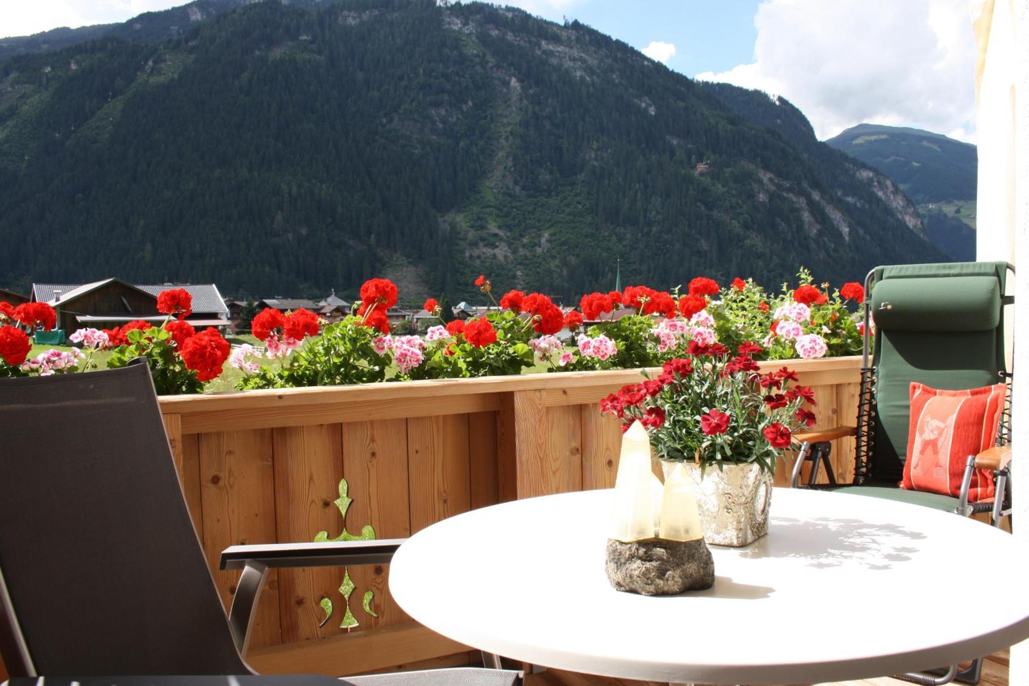 Vronis Waldhaus Adults Only Aparthotel Майерхофен Стая снимка